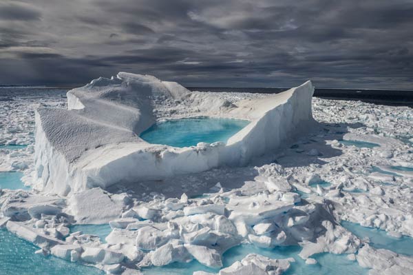 Brian J. Skerry, Iceberg in fusione ai margini dell'Isola di Baffin (Artico Canadese) - Mostra Capire il cambiamento climatico