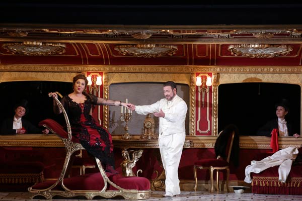 Maria José Siri e Carlo Lepore nell'opera "Manon Lescaut" di Giacomo Puccini al Teatro alla Scala