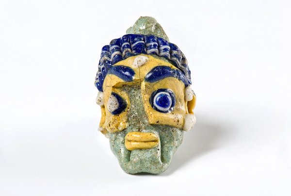 Pendente di collana in pasta vitrea che raffigura una testa maschile, prodotto da botteghe di area fenicio-cipriota - Archeologia etrusca 