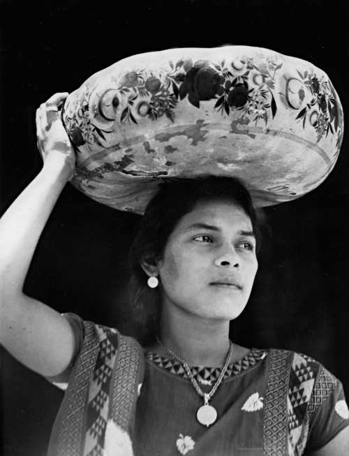 Tina Modotti, Le donne di Tehuantepec portano frutta e fiori sulla testa, dentro zucche dipinte chiamate jicapexle, Anno: 1929 © Tina Modotti