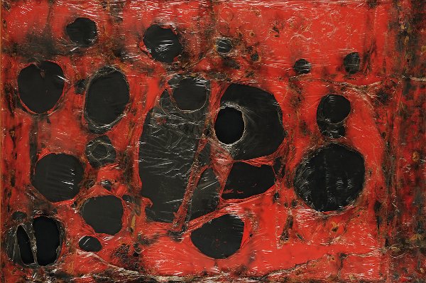Alberto Burri, Rosso Plastica M3, 1961, Plastica, combustione su tela, 121,5 x 182,5 cm. © Fondazione Palazzo Albizzini Collezione Burri