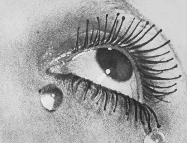 Man Ray. Les larmes/Le lacrime, 1930-1932 (1976). stampa in bianco e nero alla gelatina d’argento, 17.5 x 23 cm. Courtesy Archivio Storico della Biennale di Venezia - ASAC, Venezia © Man Ray Trust by SIAE 2023